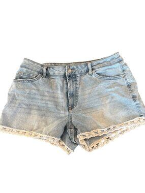 No Boundaries Light Wash Blue Jean Shorts Lace Trim Women's Size 10 Mid Rise